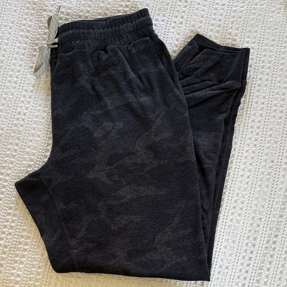 Vuori women’s Black Joggers
